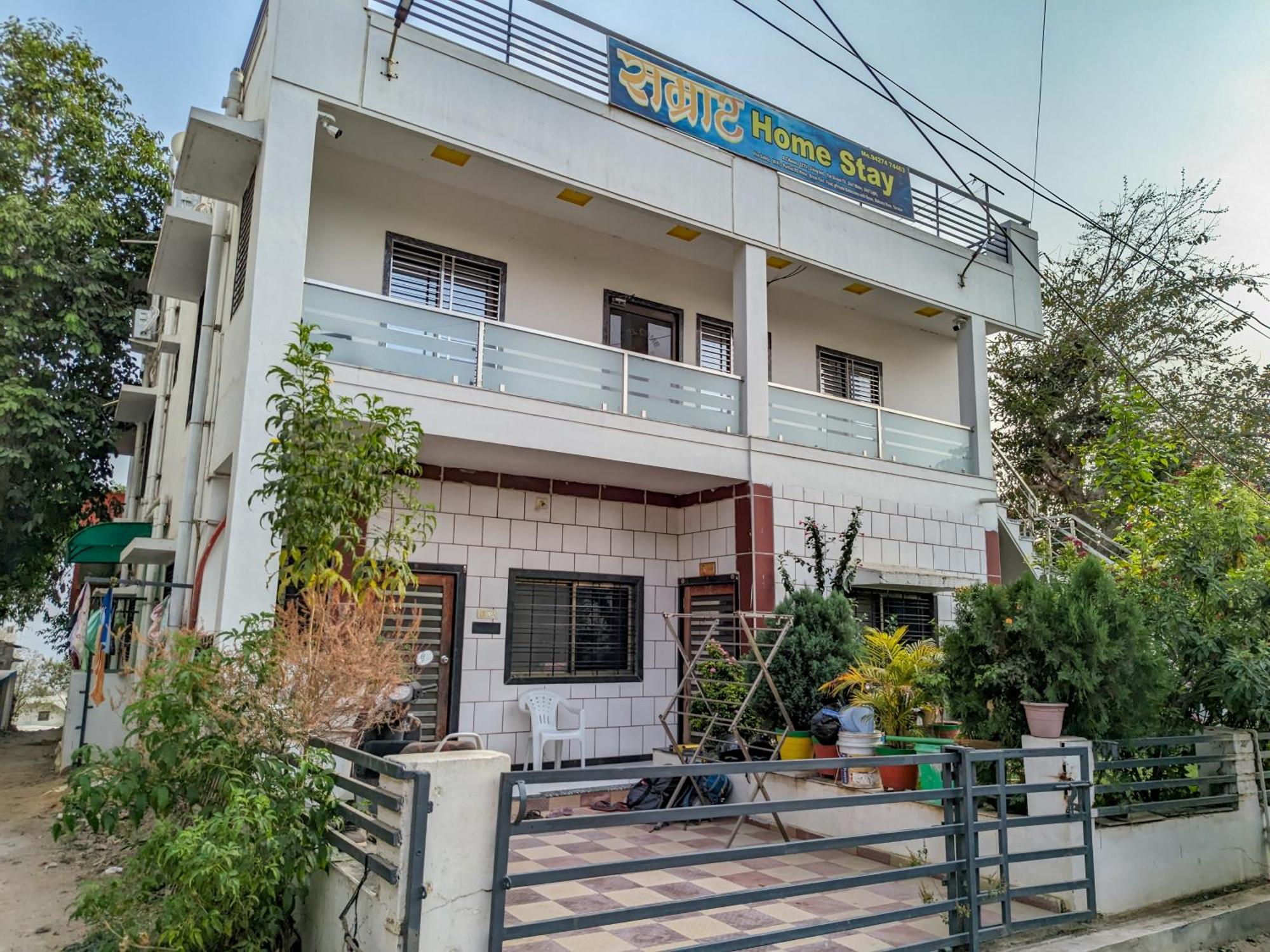Samrat Homestay Garudeshwar Bagian luar foto